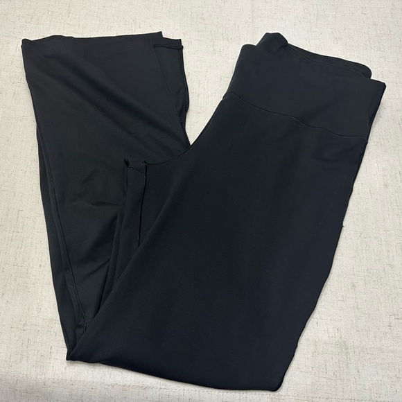 GAP Women's Classic Black Leggings - Picture 2 of 9